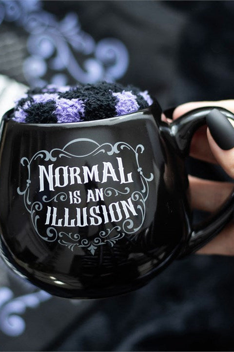 ☀️🖤 Pack Summerween Rebelde: Taza Caldero "NORMAL is an ILLUSION" + Calcetines Góticos de Felpa 🧦💜