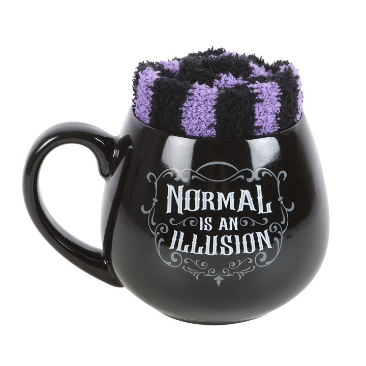 ☀️🖤 Pack Summerween Rebelde: Taza Caldero "NORMAL is an ILLUSION" + Calcetines Góticos de Felpa 🧦💜