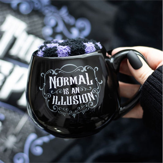 ☀️🖤 Pack Summerween Rebelde: Taza Caldero "NORMAL is an ILLUSION" + Calcetines Góticos de Felpa 🧦💜